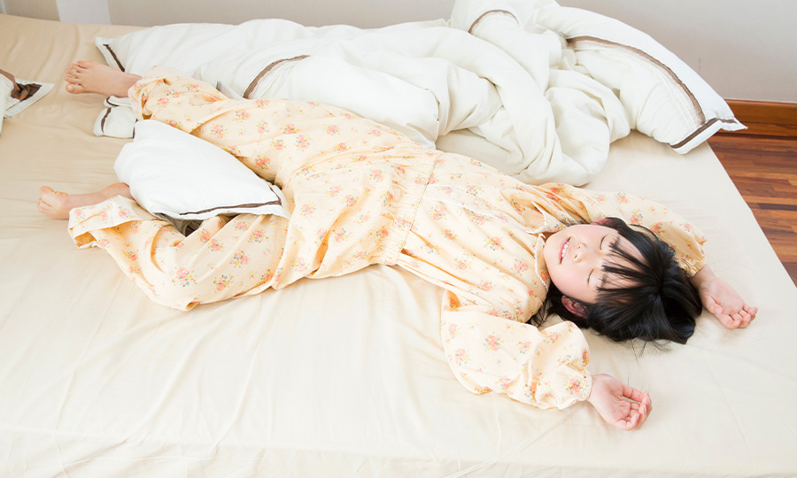 子どもの寝相が悪くてもう嫌!なぜ子どもは寝相が悪い?その理由と対策を解説 | いい眠り.press